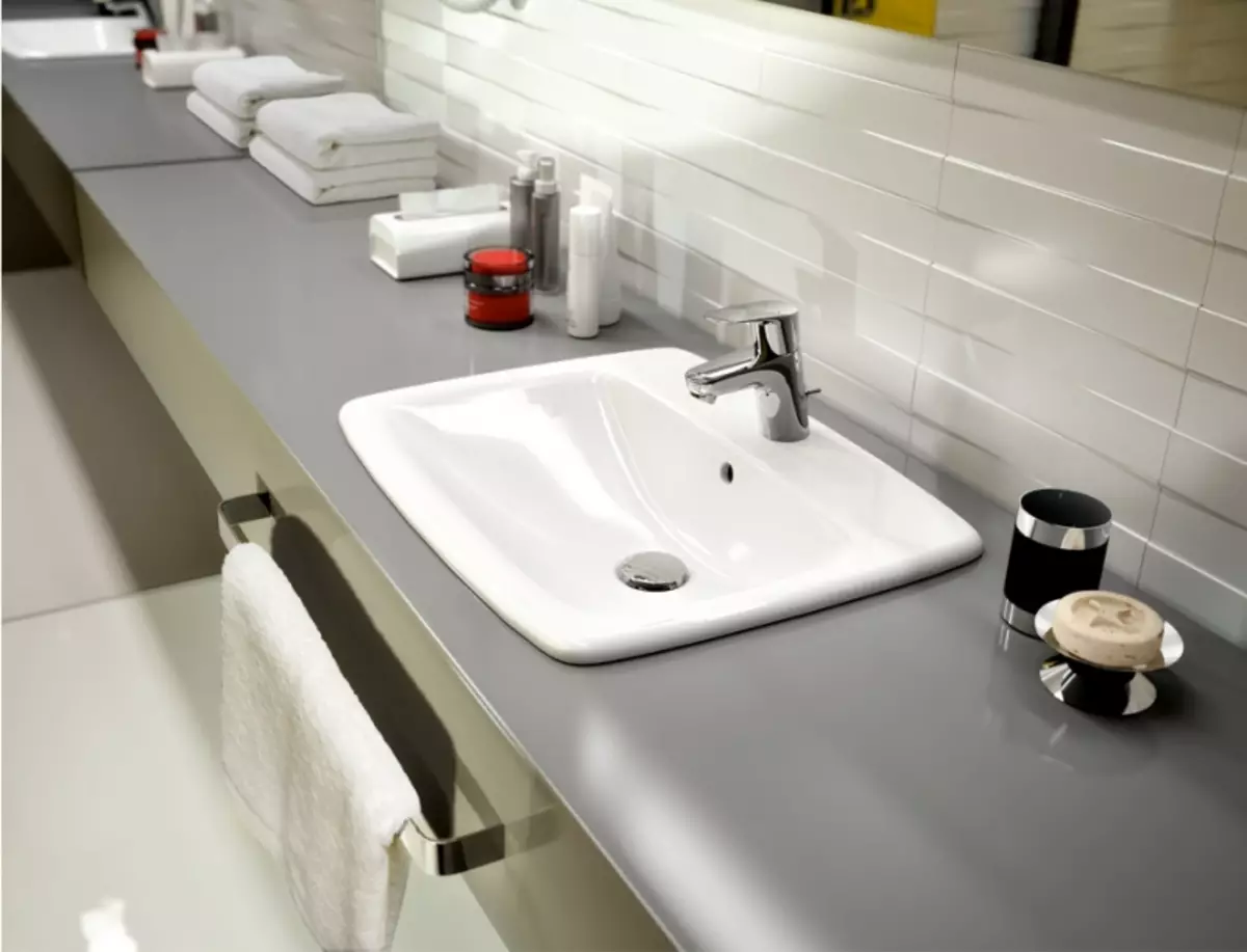 Built-in Sinks di kamar mandi (65 foto): Pilihan cut-in atas dan bawah cangkang di worktop, tinggi 21429_59