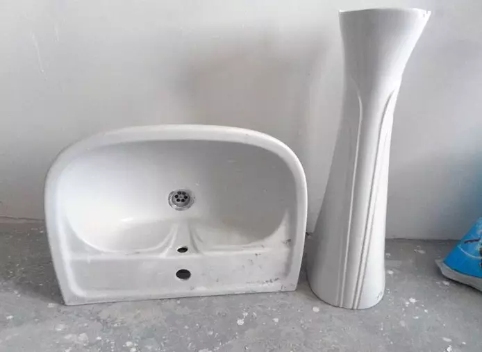 水槽“鬱金香”在浴室裡（62張照片）：用基座洗滌的特點，腿上的殼體尺寸 21433_25