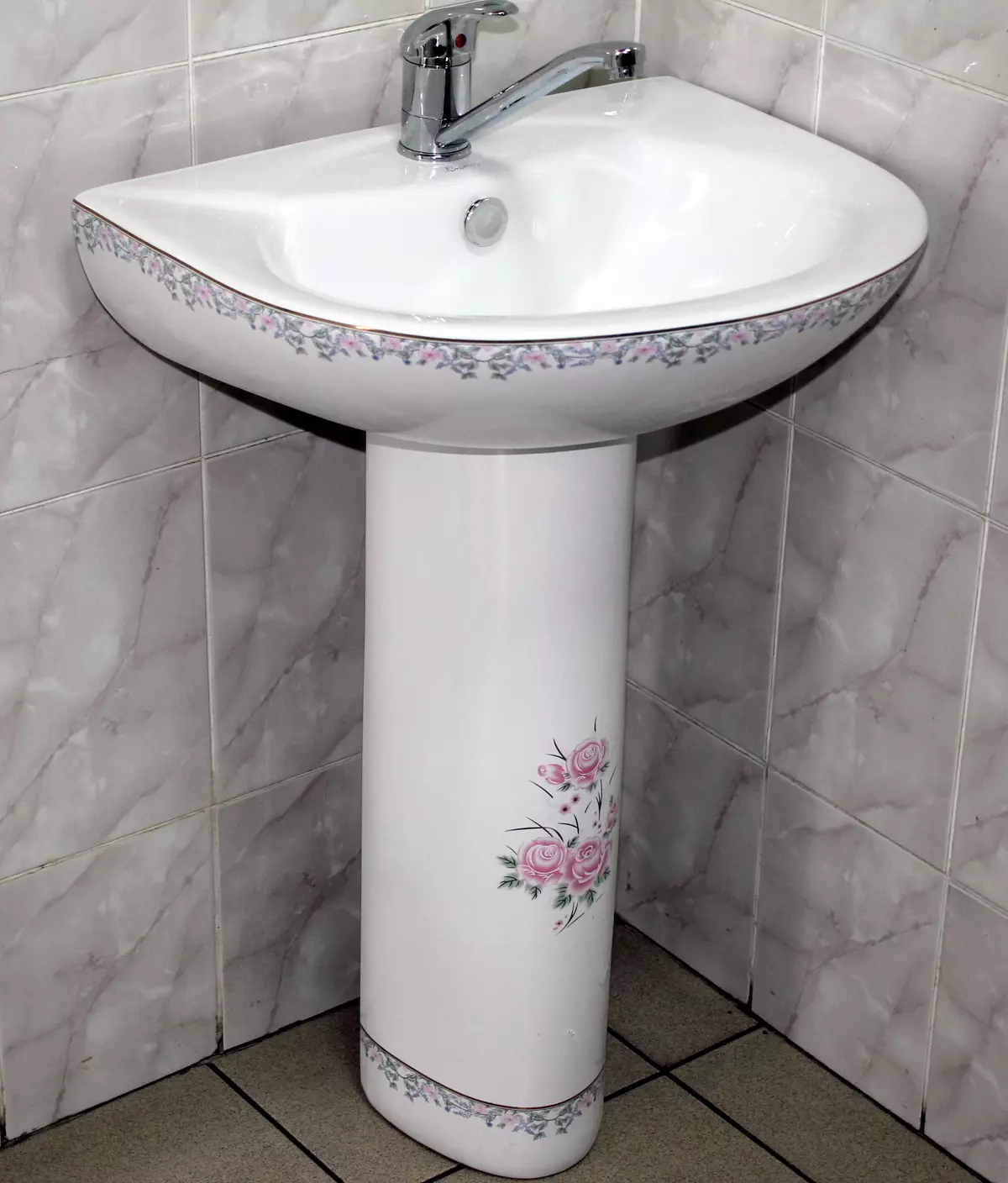 水槽“鬱金香”在浴室裡（62張照片）：用基座洗滌的特點，腿上的殼體尺寸 21433_28