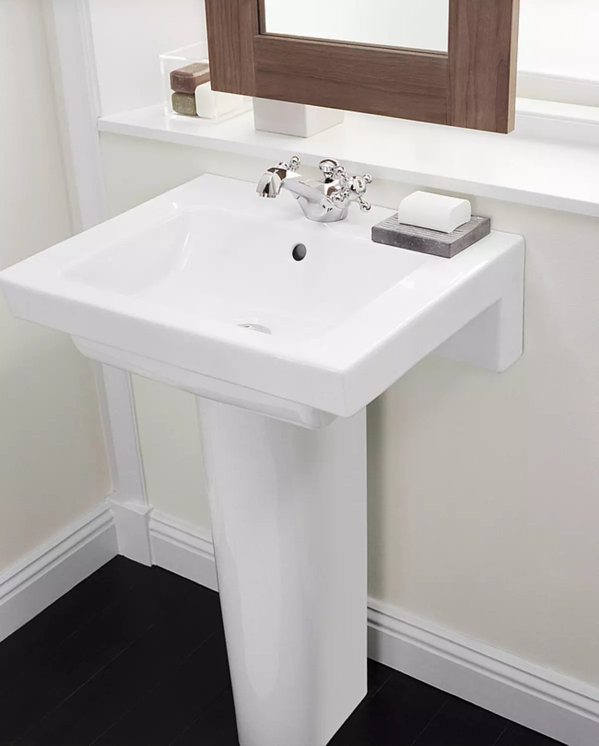 水槽“鬱金香”在浴室裡（62張照片）：用基座洗滌的特點，腿上的殼體尺寸 21433_39