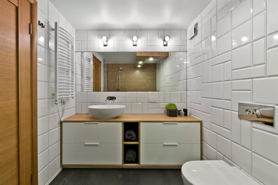 Badezimmer im skandinavischen Stil (66 Fotos): Innenarchitektur von einem kleinen Raum 3 und 4 Quadratmetern. M, die Ideen des Designs eines weißen Badezimmers, der Wahl des Zubehörs 21439_41