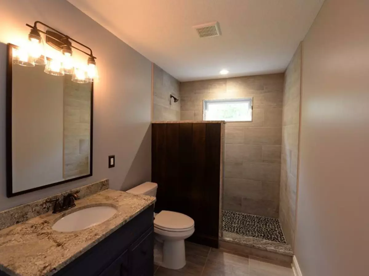 लॉफ्ट बाथरूम (65 फोटो): लिटिल स्क्वायर बाथरूम इंटीरियर डिजाइन, कंक्रीट बाथरूम के लिए फर्नीचर विकल्प 21440_19