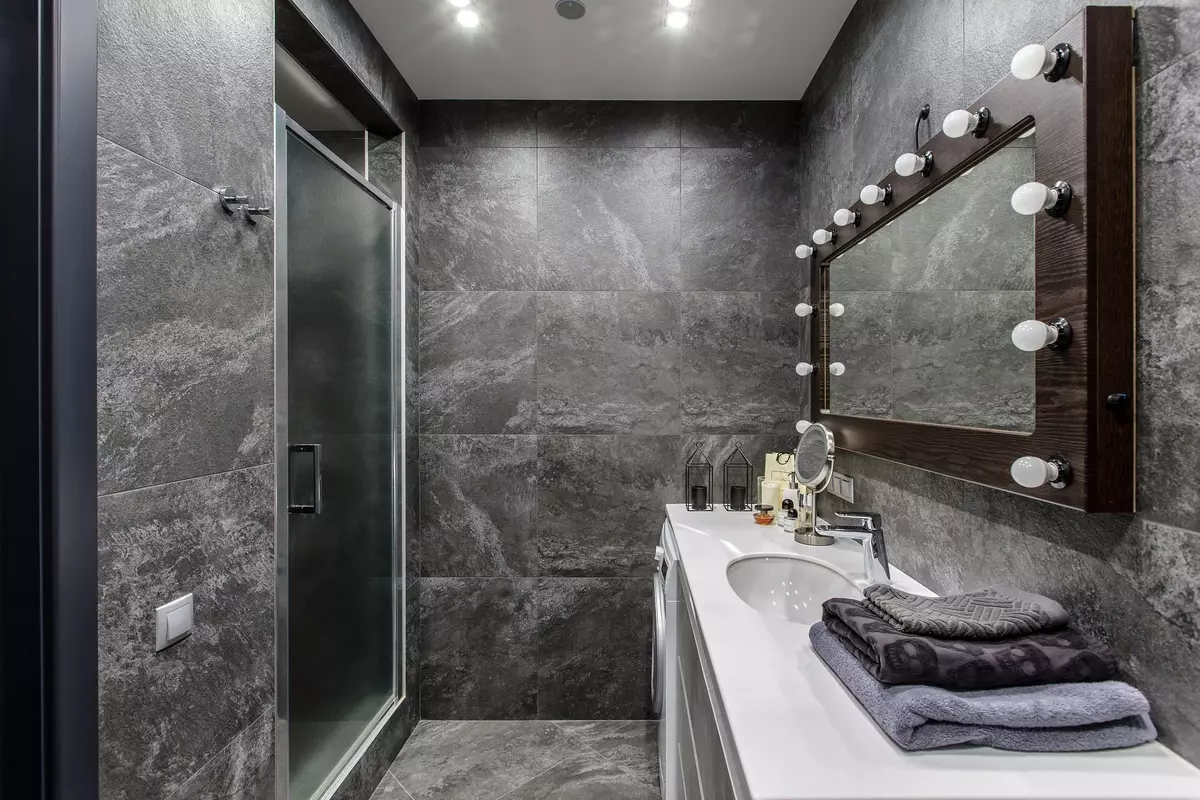 लॉफ्ट बाथरूम (65 फोटो): लिटिल स्क्वायर बाथरूम इंटीरियर डिजाइन, कंक्रीट बाथरूम के लिए फर्नीचर विकल्प 21440_25