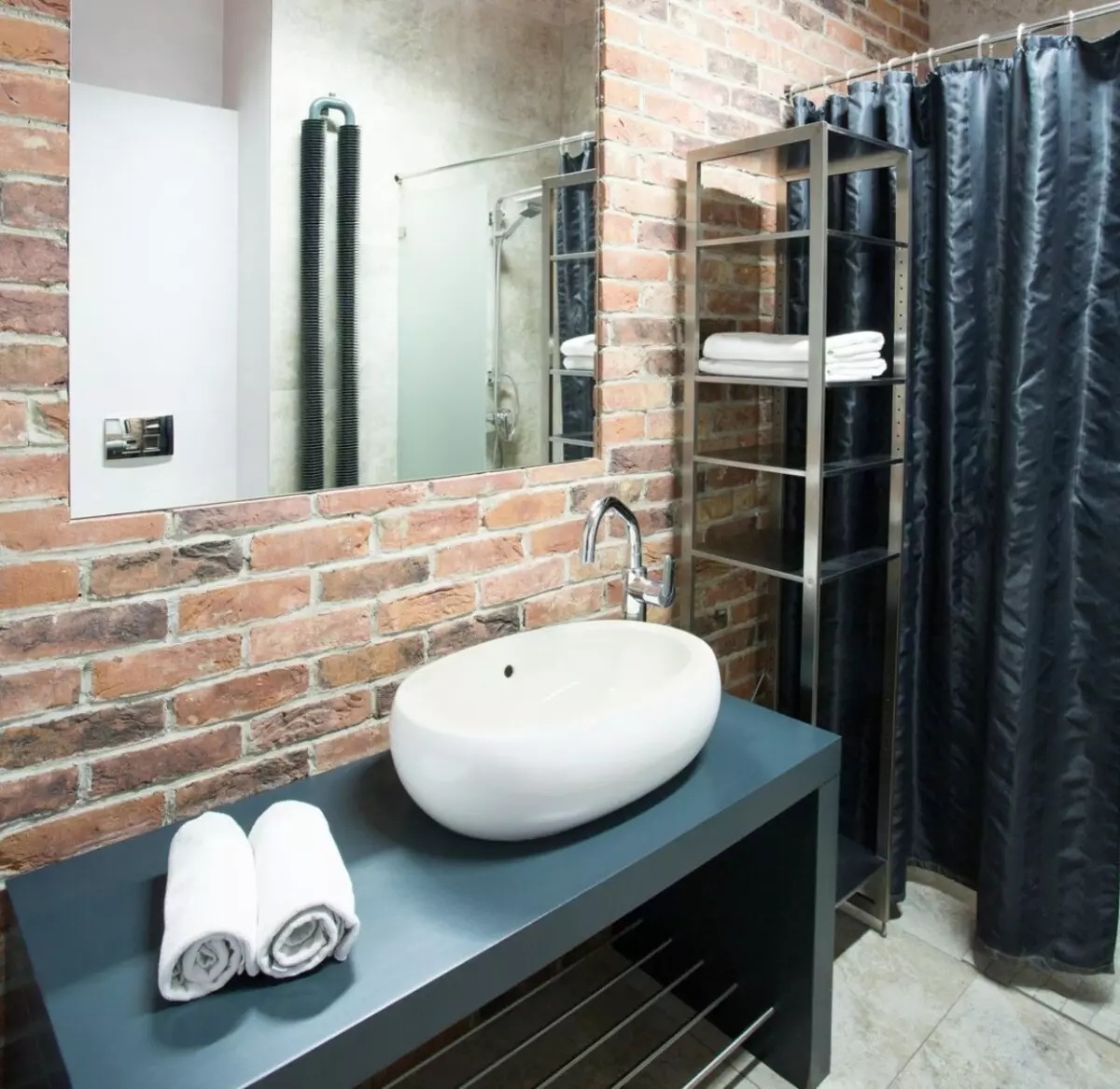 लॉफ्ट बाथरूम (65 फोटो): लिटिल स्क्वायर बाथरूम इंटीरियर डिजाइन, कंक्रीट बाथरूम के लिए फर्नीचर विकल्प 21440_48