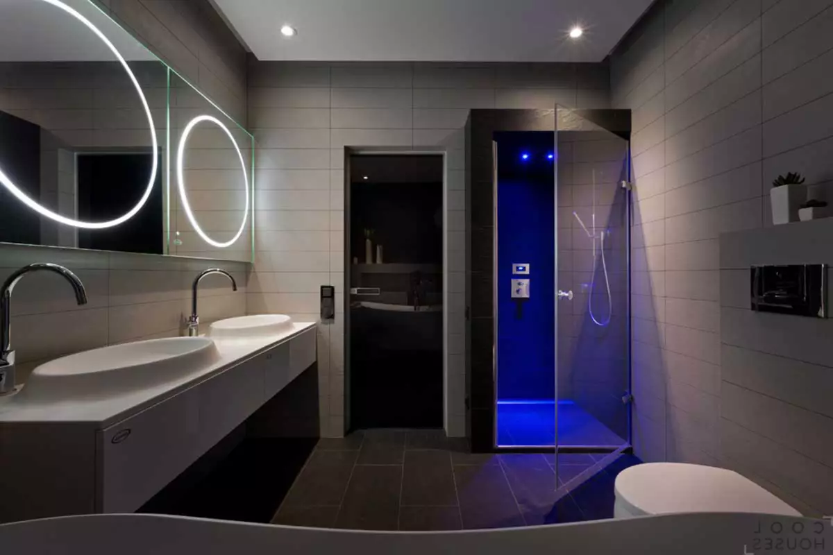 Visokotehnološka kupaonica (62 fotografije): mali dizajn sobe u jednosobnom stanu, izbor namještaja i vodovoda 21442_14