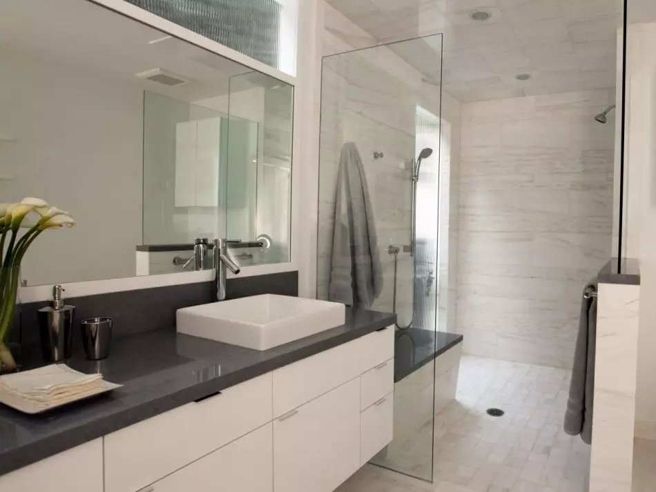Bilik mandi berteknologi tinggi (62 foto): Reka bentuk bilik kecil di apartmen satu bilik, pilihan perabot dan paip 21442_22
