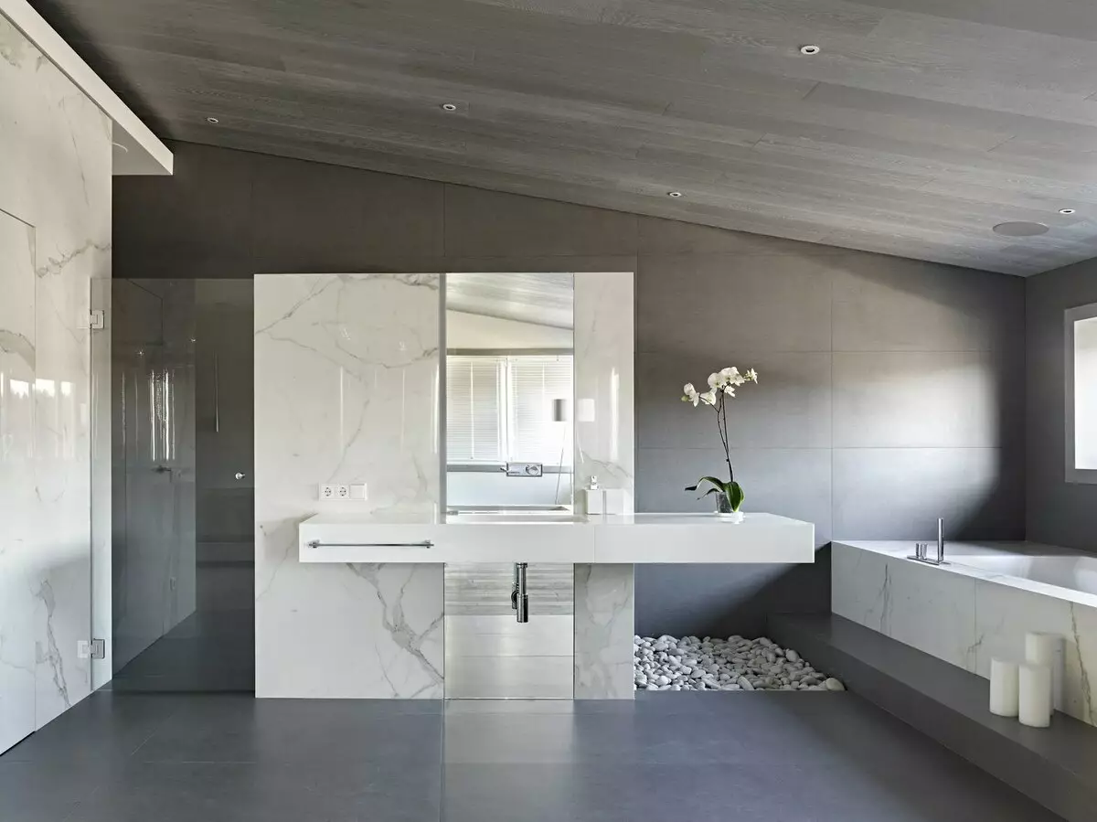 High-Tech-Badezimmer (62 Fotos): Ein kleines Zimmer-Design in einer Wohnung mit einem Wohnzimmer, Auswahl an Möbeln und Sanitär 21442_26