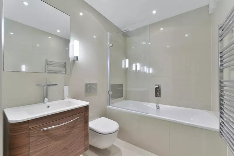 Visokotehnološka kupaonica (62 fotografije): mali dizajn sobe u jednosobnom stanu, izbor namještaja i vodovoda 21442_32