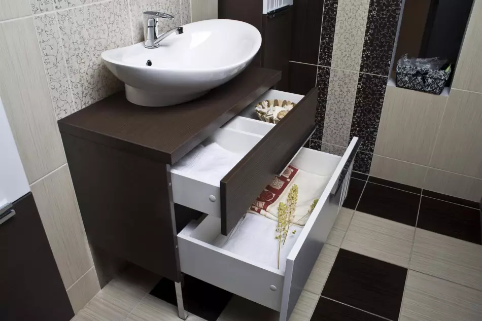 Aukštųjų technologijų vonios kambarys (62 nuotraukos): mažas kambarys dizainas vieno kambario bute, pasirinkimas baldų ir santechnikos 21442_47