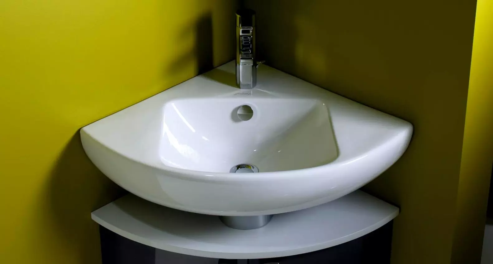 शौचालयात एक टेबलसह थोडेसे सिंक: बेडसाइड टेबल, कोन्युलर आणि सरळ वॉशबासिनसह एक संकीर्ण मिनी-सिंक निवडा. निलंबित सारणीसह 21449_12