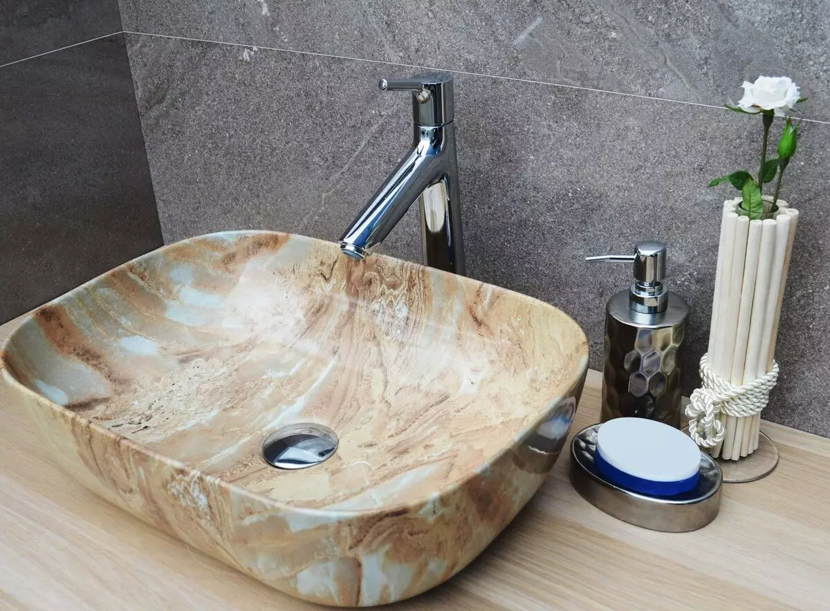 Малку мијалник со маса во тоалетот (30 фотографии): Изберете тесен мини-мијалник со постелнина, аголна и прав мијалник со суспендирана табела 21449_14