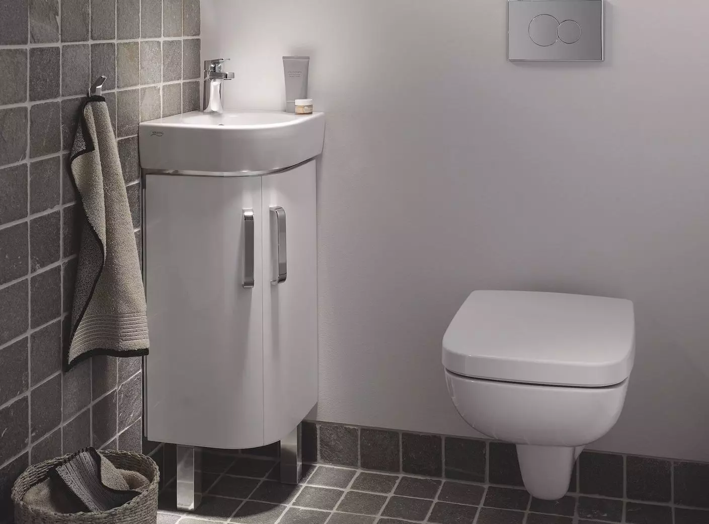 Малка мивка с маса в тоалетната (30 снимки): Изберете тесен мини-мивка с нощно шкафче, ъгловат и направо мивка с условна маса 21449_22
