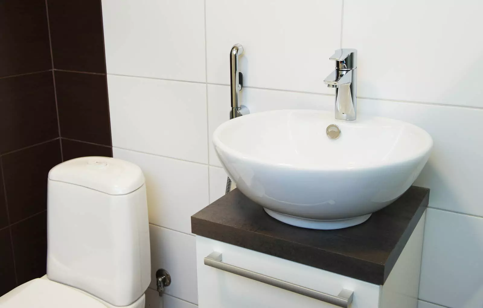Ít chìm với một cái bàn trong nhà vệ sinh (30 ảnh): Chọn một bồn rửa nhỏ hẹp với bàn cạnh giường ngủ, chậu rửa góc và thẳng với bàn treo 21449_3