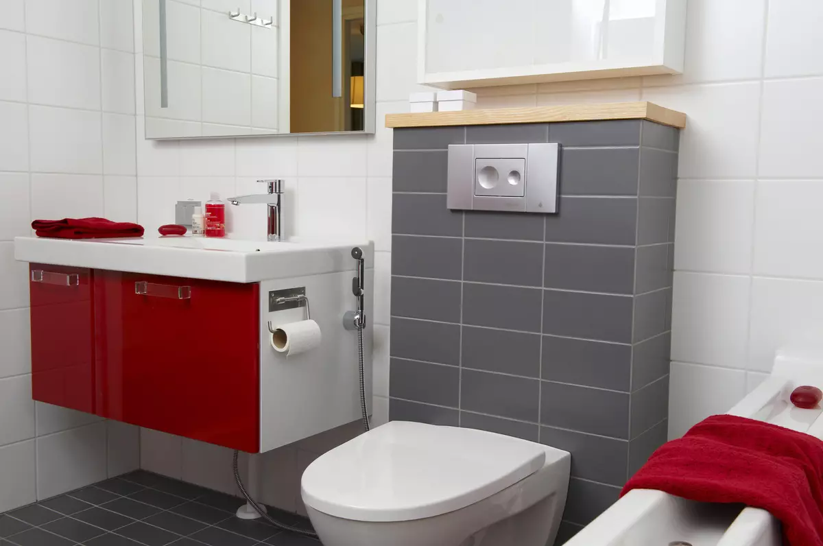 Малку мијалник со маса во тоалетот (30 фотографии): Изберете тесен мини-мијалник со постелнина, аголна и прав мијалник со суспендирана табела 21449_9