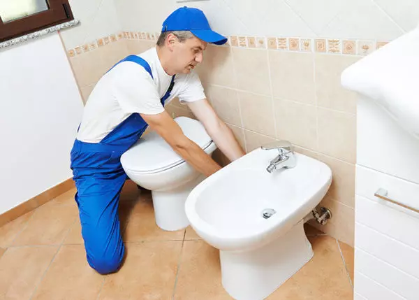 Distanca midis bidet dhe tualetit: shkalla e distancës në instalimin e hidraulikeve midis instalimeve. Distanca minimale dhe të rehatshme 21452_16