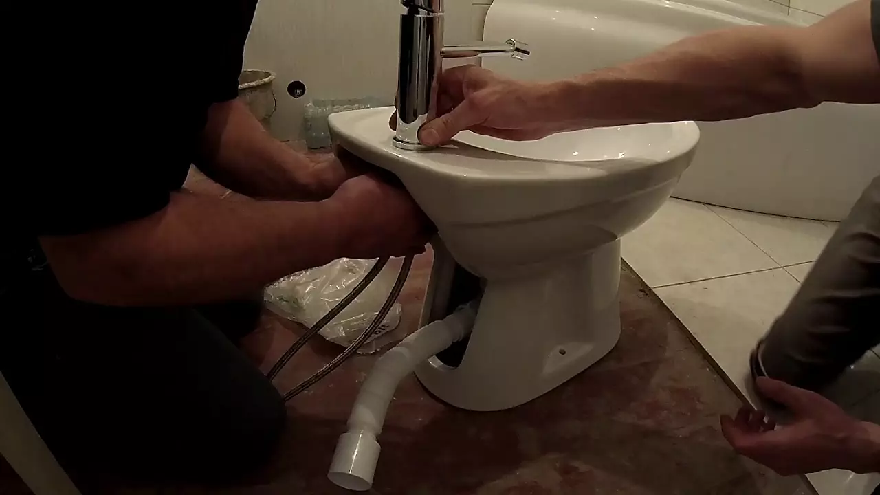 Distanca midis bidet dhe tualetit: shkalla e distancës në instalimin e hidraulikeve midis instalimeve. Distanca minimale dhe të rehatshme 21452_17