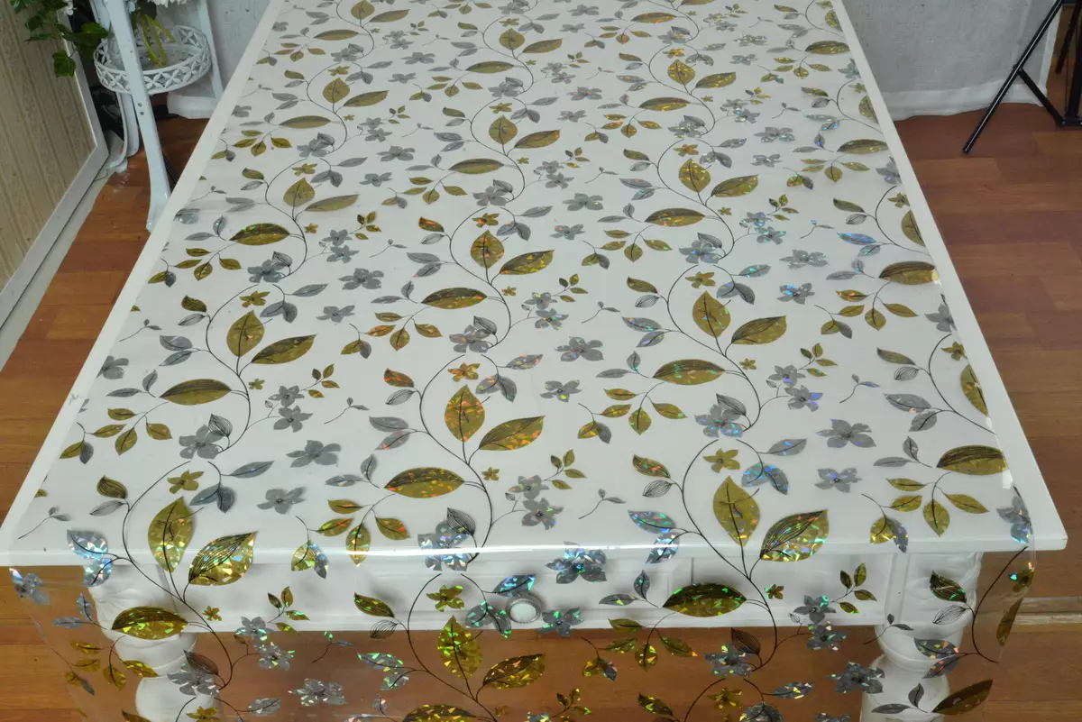 Kitchen Table (49 photos): Transparent silicone kitchen tablecloth, beautiful oilcloth in rolls and other options 21465_20