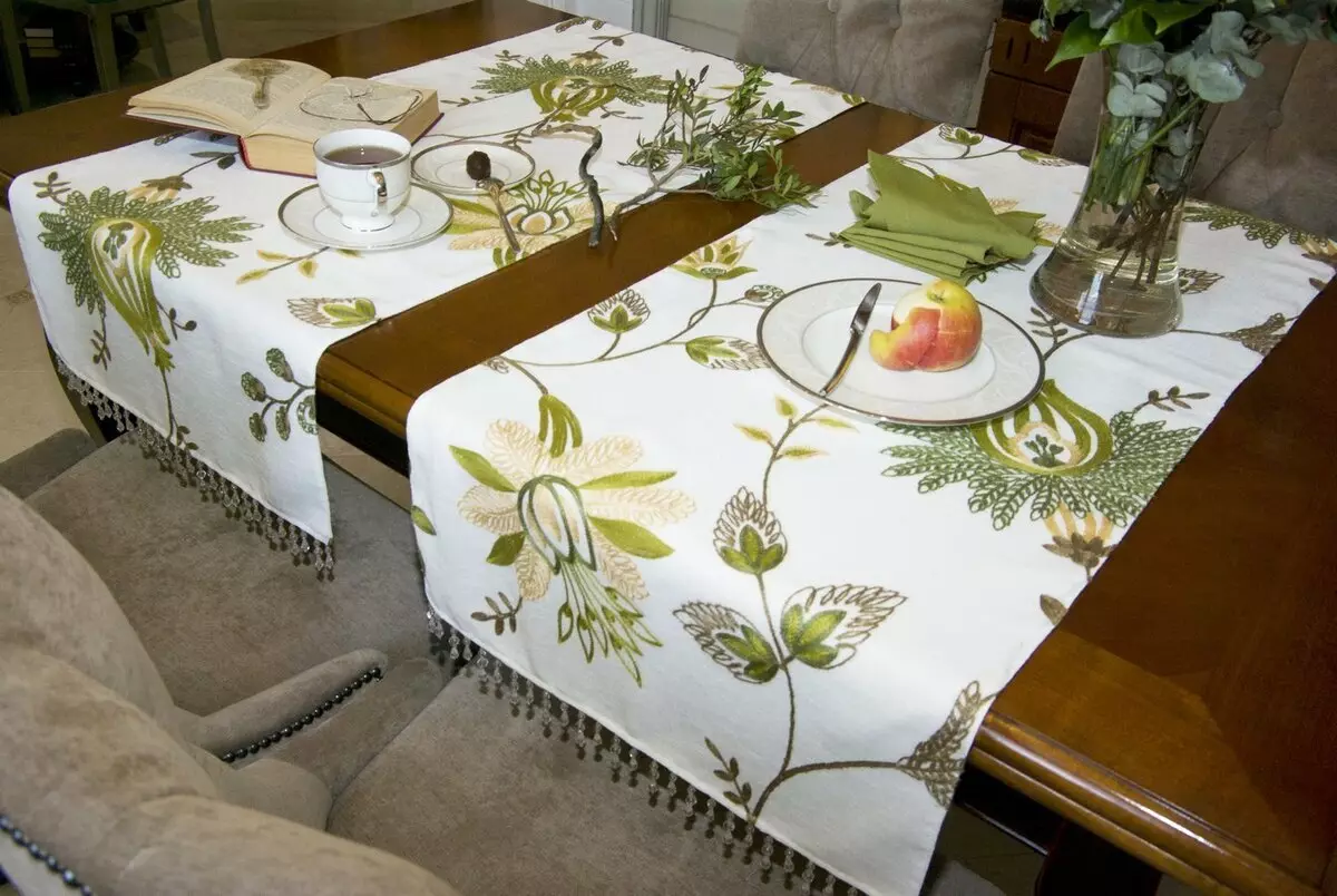 Kitchen Table (49 photos): Transparent silicone kitchen tablecloth, beautiful oilcloth in rolls and other options 21465_40