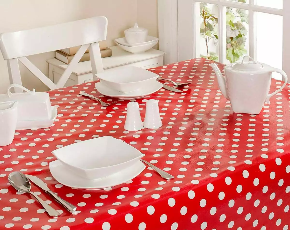 Kitchen Table (49 photos): Transparent silicone kitchen tablecloth, beautiful oilcloth in rolls and other options 21465_5