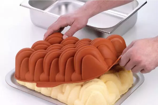 Kuchen Bakenschimmel: professionell Metallformen fir Baken ze baken, ronderëm an a Form vun Zuelen 21469_16
