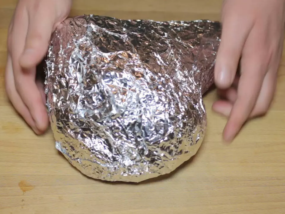 Baking Foil: Bagaimana cara membuat perahu dan bentuk lainnya? Apa yang bisa menggantikan foil untuk memanggang dalam oven? 21471_15