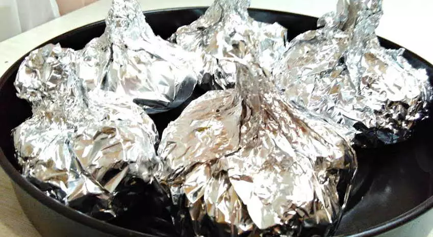 Baking Foil: Bagaimana cara membuat perahu dan bentuk lainnya? Apa yang bisa menggantikan foil untuk memanggang dalam oven? 21471_17