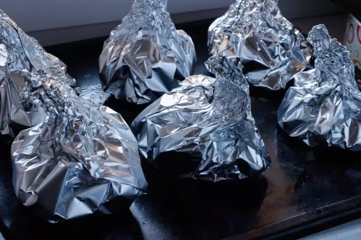 Baking Foil: Bagaimana cara membuat perahu dan bentuk lainnya? Apa yang bisa menggantikan foil untuk memanggang dalam oven? 21471_19
