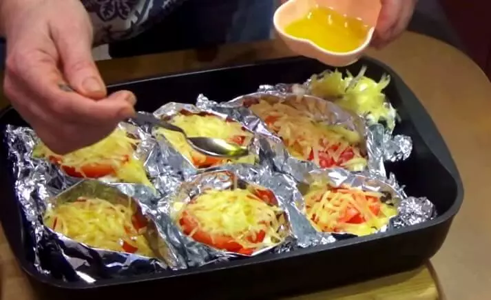 Baking Foil: Bagaimana cara membuat perahu dan bentuk lainnya? Apa yang bisa menggantikan foil untuk memanggang dalam oven? 21471_21