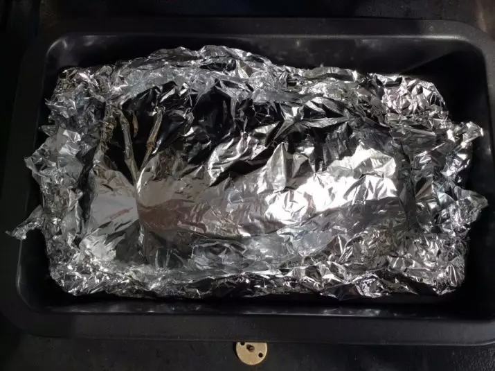 Baking Foil: Bagaimana cara membuat perahu dan bentuk lainnya? Apa yang bisa menggantikan foil untuk memanggang dalam oven? 21471_22