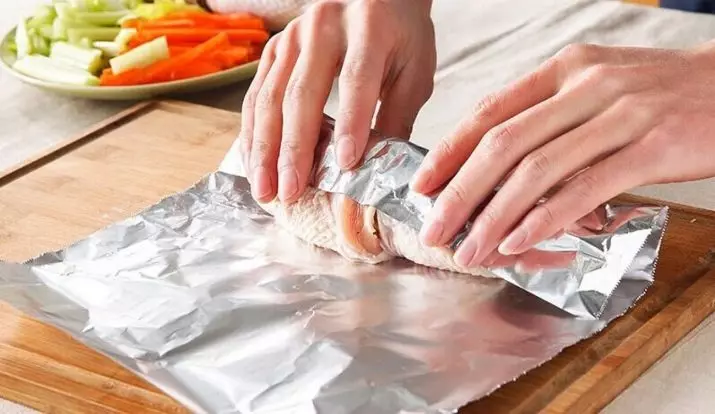 Baking Foil: Bagaimana cara membuat perahu dan bentuk lainnya? Apa yang bisa menggantikan foil untuk memanggang dalam oven? 21471_5