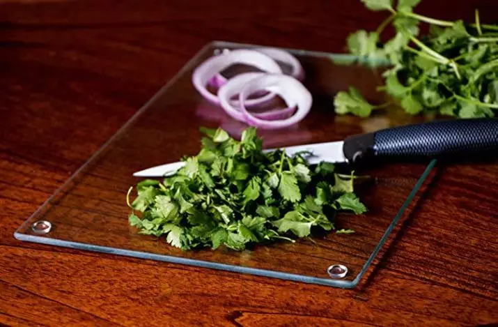 Glass Cutting Board: Pluses kaj Cons Kitchen Board de hardita vitro. Kiel elekti kuirejan tabulon? 21475_11