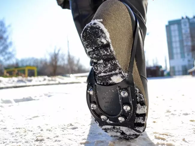 アイスアクセサリー（23枚の写真）：氷からの靴のためのアイストリミングの種類。それらを着用して選ぶ？子供と成人の氷アクセスの評価 21484_4