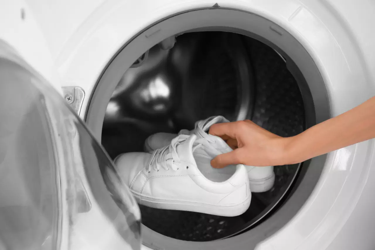 چگونه کفش را در یک ماشین لباسشویی بشویید؟ آیا ممکن است کفش های کتانی را در یک کیسه شستشو در یک ماشین ماشین بشویید؟ درست و در چه حالت؟ 21486_13