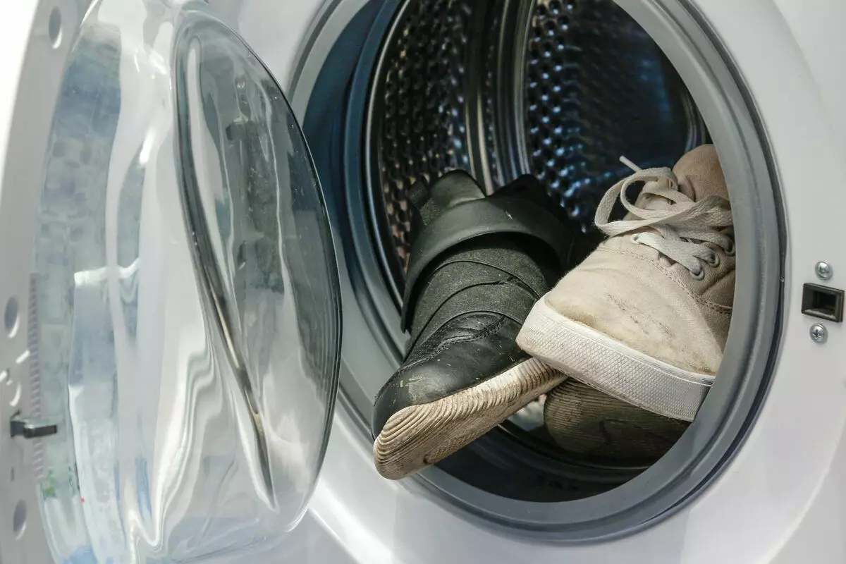 چگونه کفش را در یک ماشین لباسشویی بشویید؟ آیا ممکن است کفش های کتانی را در یک کیسه شستشو در یک ماشین ماشین بشویید؟ درست و در چه حالت؟ 21486_6