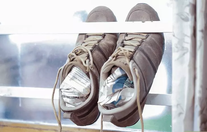 Båre for sko: spray for å strekke naturlig og kunstig lær. Hvordan bruke et skinn og annet fottøy verktøy? Anmeldelse Anmeldelser 21489_24