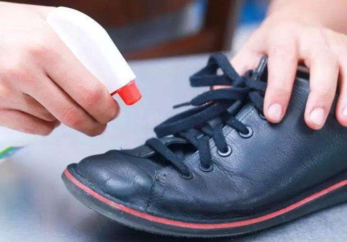 Paikkaus kengille: Spray venyttämiseen luonnollista ja keinotekoista nahkaa. Kuinka käyttää nahkaa ja muita jalkineita? Tarkista arvostelut 21489_26