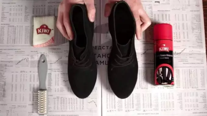 Šepetys suede (26 nuotraukos): Kaip naudoti užtrauktukų ir guminius teptukus valyti zomšinius batus ir iš nubuko? 21490_10