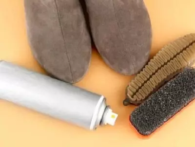 Brush for suede (26 photos): How to use fasteners and rubber brushes for cleaning suede shoes and from a nubuck? 21490_14