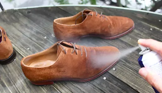 Süet için fırça (26 fotoğraf): Süet ayakkabılarını temizlemek için bağlantı elemanları ve lastik fırçalar nasıl kullanılır? 21490_18