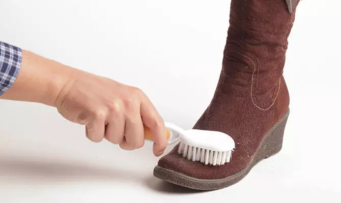 برس برای جیر (26 عکس): نحوه استفاده از اتصال دهنده ها و برس های لاستیکی برای تمیز کردن کفش های جیر و از یک نوبوک؟ 21490_6