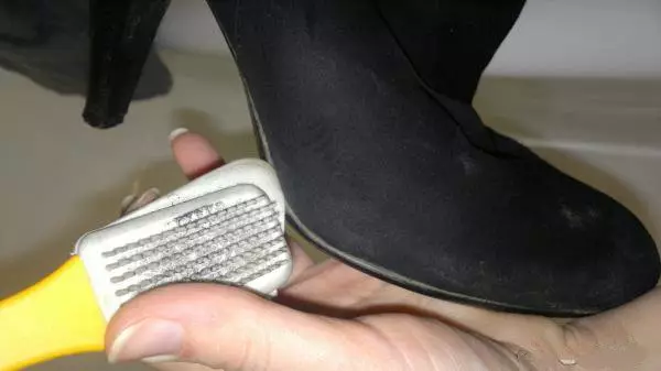 Ecset Suede (26 Fotók): Hogyan kell használni kötőelemeket és gumik keféket a suede cipő tisztításához és a nubukból? 21490_7