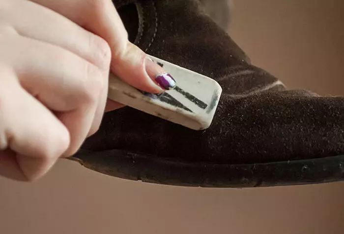 Boja za antilop cipele: kako slikati čizme kod kuće po sprejevima plavih, crnih i crvenih boja 21491_22
