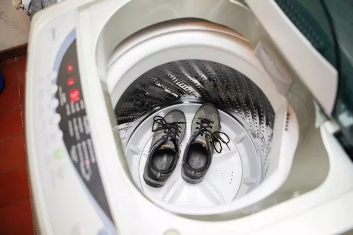 Rentem les sabatilles d'esport a la màquina-màquina (23 fotos): com puc treure sabates esportives de cuir en una rentadora, en el mode i a quina temperatura com esborrar els models Nike i Adidas correctament 21493_2