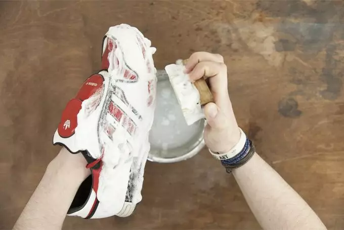 我们在机器上洗手鞋（23张照片）：如何在洗衣机中拉皮革运动鞋，以什么模式和在什么温度如何正确擦除耐克和adidas模型 21493_5