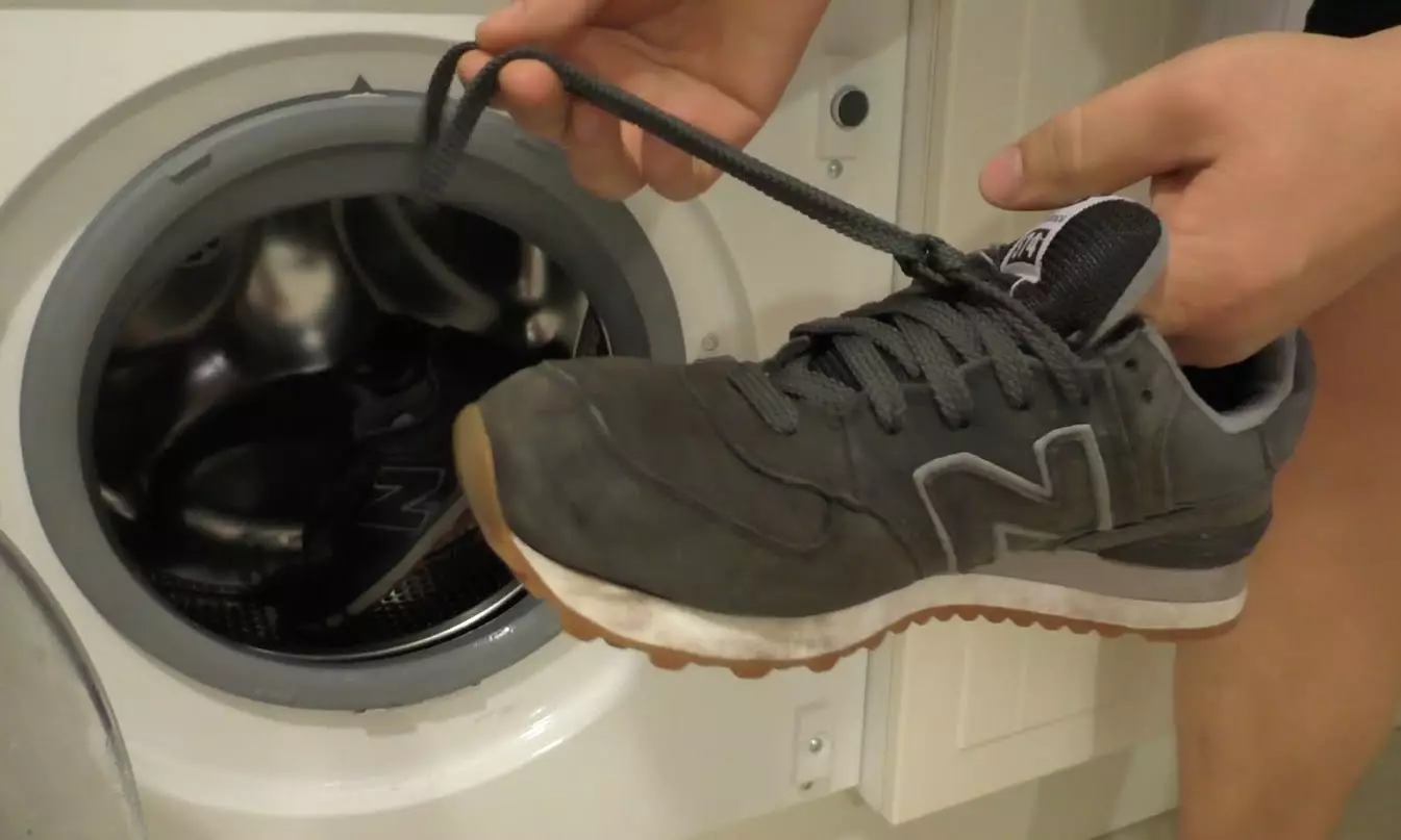 Nós lavamos sapatilhas na máquina-máquina (23 fotos): como posso puxar sapatos de esportes de couro em uma máquina de lavar roupa, em que modo e em que temperatura como apagar os modelos da Nike e do Adidas corretamente 21493_6