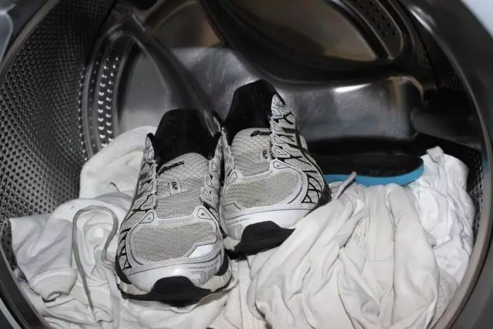 เราล้างรองเท้าผ้าใบในเครื่องเครื่อง (23 รูป): ฉันจะดึงรองเท้ากีฬาหนังในเครื่องซักผ้าในโหมดใดและอุณหภูมิที่จะลบโมเดล Nike และ Adidas ได้อย่างถูกต้อง 21493_7