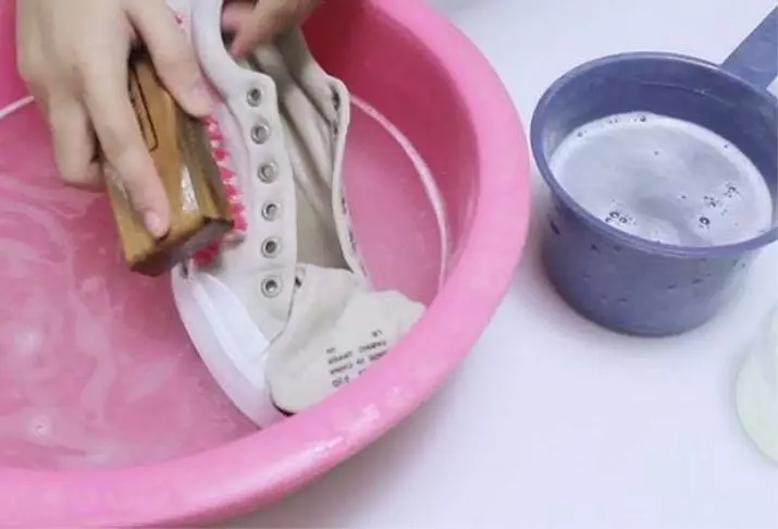 Hoe suede sneakers te wassen? 29 Foto of u sportschoenen in een wasmachine kunt plaatsen, hoe u de sneakers thuis kunt reinigen 21494_10