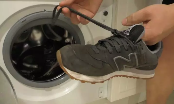 Hoe suede sneakers te wassen? 29 Foto of u sportschoenen in een wasmachine kunt plaatsen, hoe u de sneakers thuis kunt reinigen 21494_19
