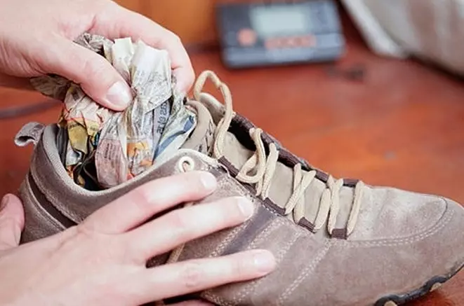Hoe suede sneakers te wassen? 29 Foto of u sportschoenen in een wasmachine kunt plaatsen, hoe u de sneakers thuis kunt reinigen 21494_24