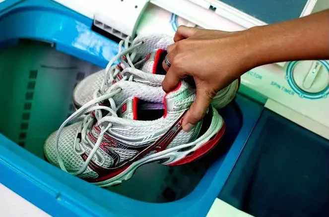 Jak umýt tenisky? 18 fotek Jak čistit sportovní obuv, jak umýt tenisky uvnitř a jak umýt tkaniny a kožené tenisky 21496_14